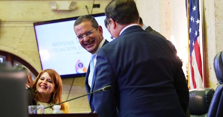 Pierluisi firma ley para proteger área de valor ecológico en Vega Baja y Manatí