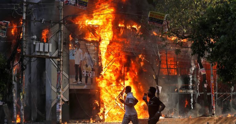 Decenas de muertos y cientos de heridos mientras continúan las protestas en Bangladesh