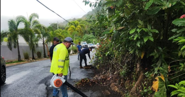 Deslizamientos y obstrucción de paso en carreteras principales de Aguas Buenas