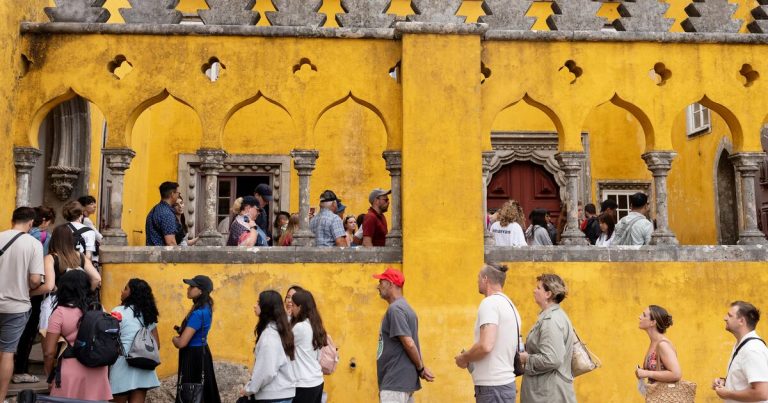 Exceso de turistas provoca nuevas protestas en destinos populares