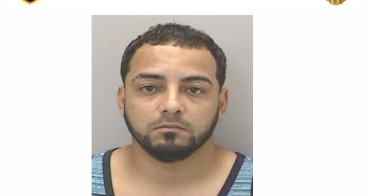 Acusan a hombre de agredir a su pareja con un televisor