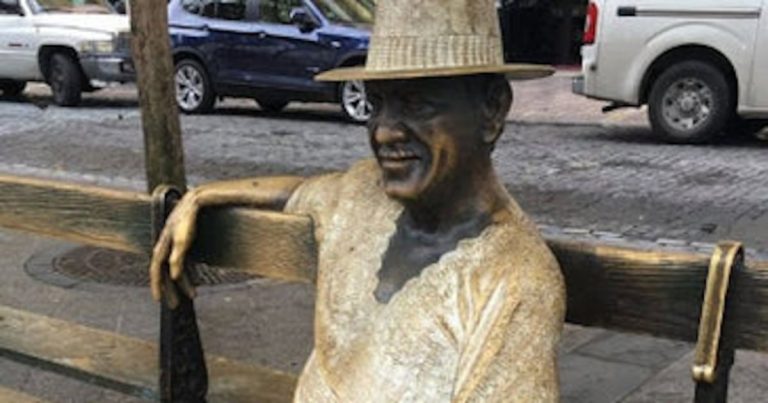 Arrestan a hombre por causarle daños a escultura de “Tite” Curet Alonso en el Viejo San Juan