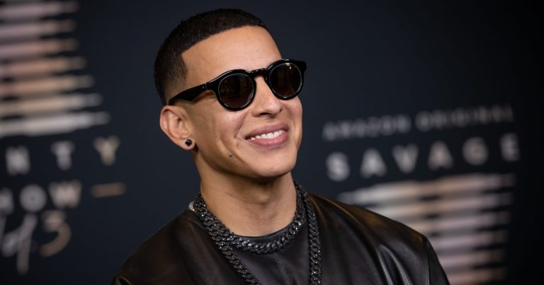 Daddy Yankee entrega mochilas para el “back to school” en el residencial Luis Llorens Torres
