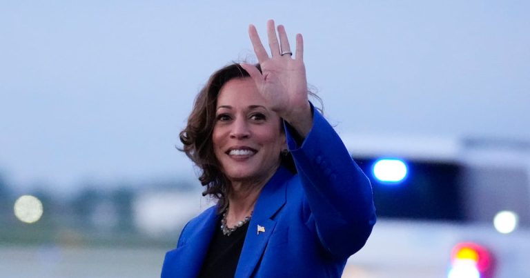 Opiniones favorables hacia Kamala Harris aumentaron en el verano