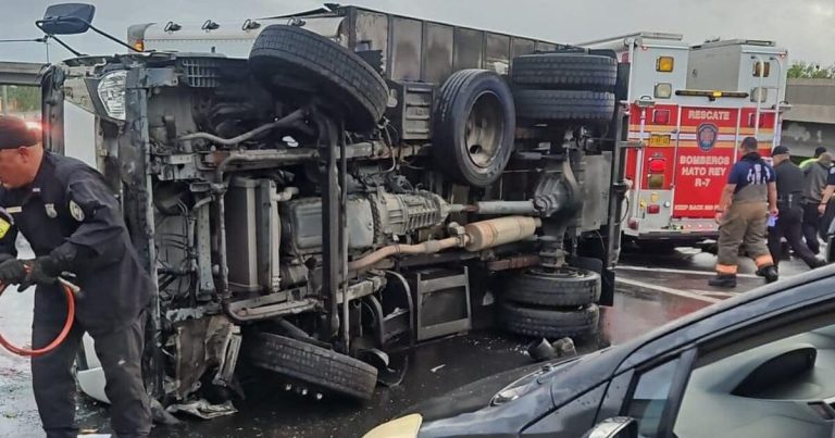 Hombre pierde la vida tras volcarse un camión en el expreso 22 de San Juan