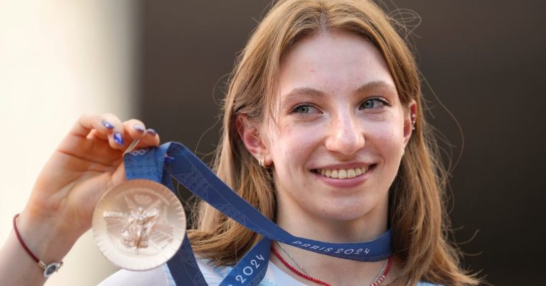 Gimnasta rumana recibe medalla de bronce tras controversia en los Olímpicos
