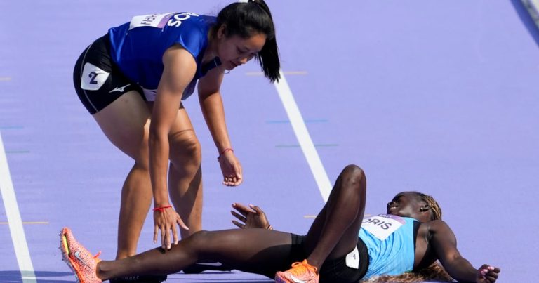Conmovedor momento cuando corredora olímpica cae y otras atletas la ayudan en París 2024