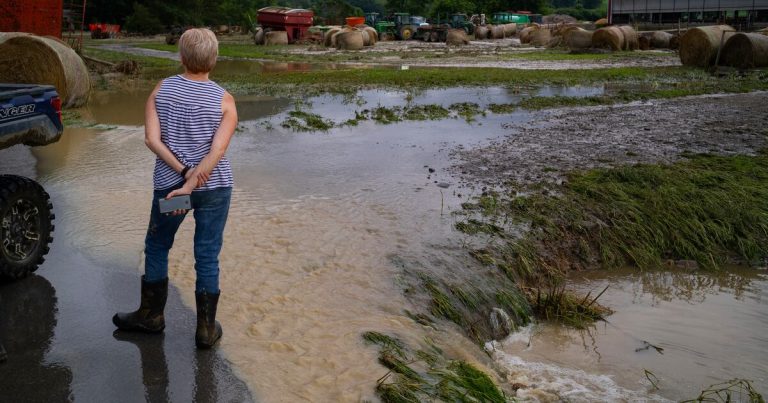 Debby se aleja de Estados Unidos, pero sigue el riesgo de desbordamiento de los ríos