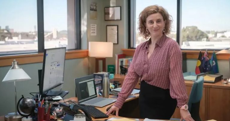 Revelan las primeras imágenes de la nueva versión de ‘The Office’ con su protagonista femenina