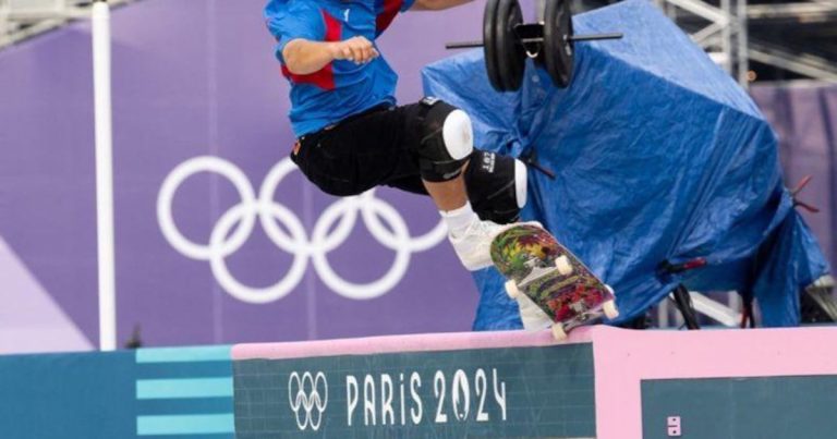 Steven Piñeiro con su patineta y entrenador nuevo a la cita olímpica París 2024
