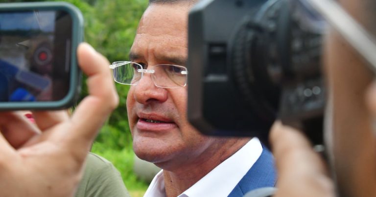 Gobernador firma ley para que condonación de préstamos estudiantiles no sea considerada como ingreso tributable