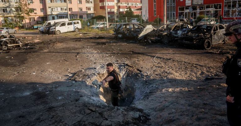 Misil ruso provoca incendio en ciudad de Ucrania