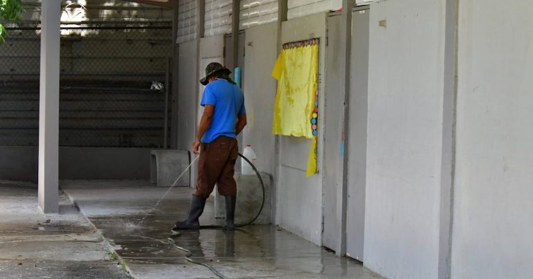 Suspenden clases y congelan precios ante el paso de tormenta por Puerto Rico