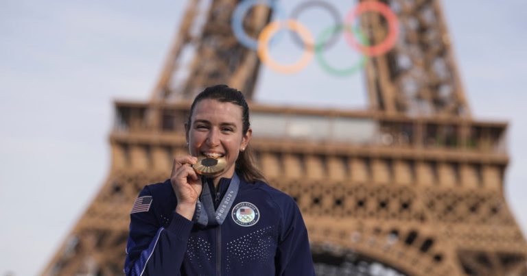 Ex remera de Harvard le da un sorpresivo e histórico oro al Team USA en el ciclismo en ruta femenino