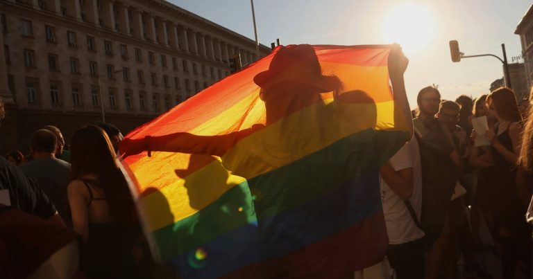 Realizan manifestación contra prohibición de hablar sobre LGBTQ+ en las escuelas