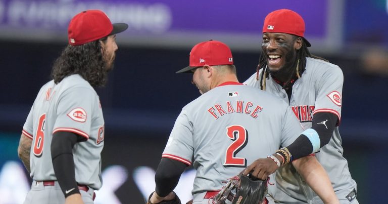 De la Cruz vuelve a golpear a los Marlins en triunfo 8-2 de los Rojos