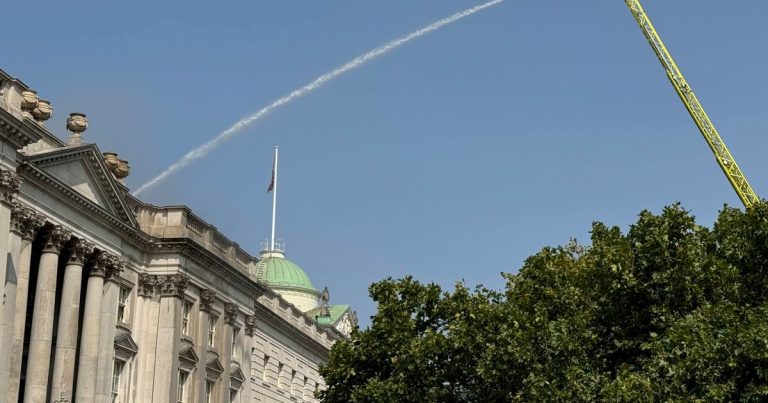 Bomberos en Londres luchan contra incendio en centro artístico que alberga obras de Van Gogh