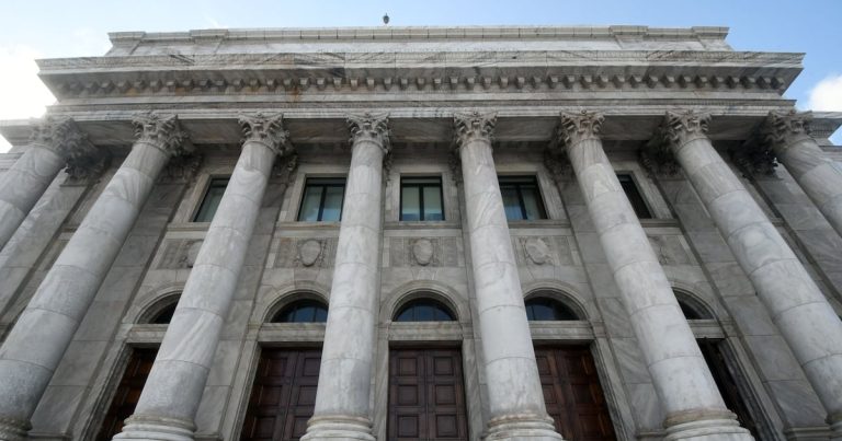 Cámara de Representantes reanuda sus labores tras el paso de Ernesto