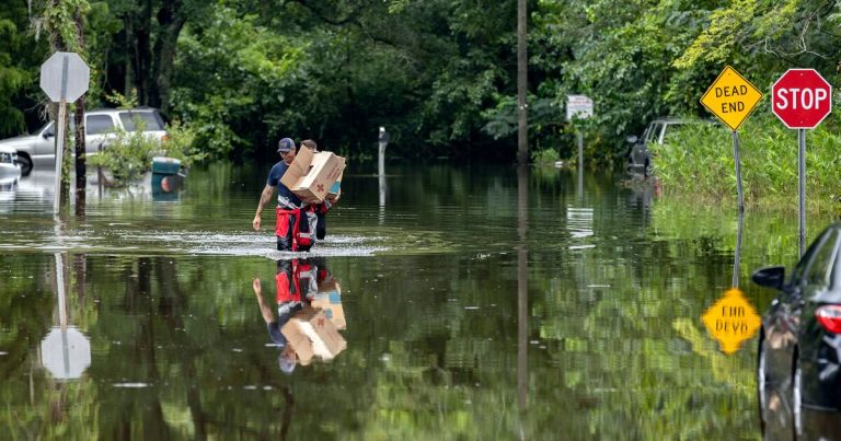 La tormenta tropical Debby pasa por el Atlántico antes de volver a las Carolinas y mirar al norte