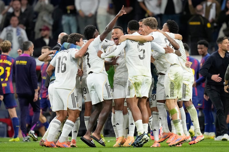Real Madrid venció 2-1 al Barcelona.