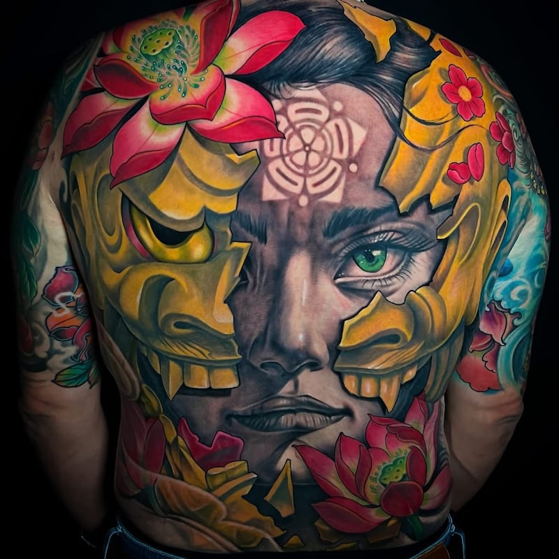 Juan Salgado crea tatuajes bajo sedación consciente