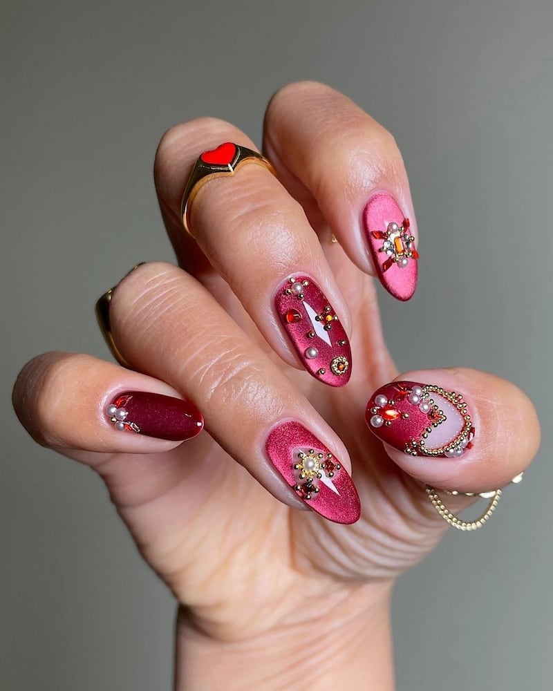 Las uñas ‘bedazzled’ son furor en los salones