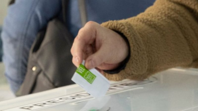 Persona votando por Presidente | Fuente: Servel.cl