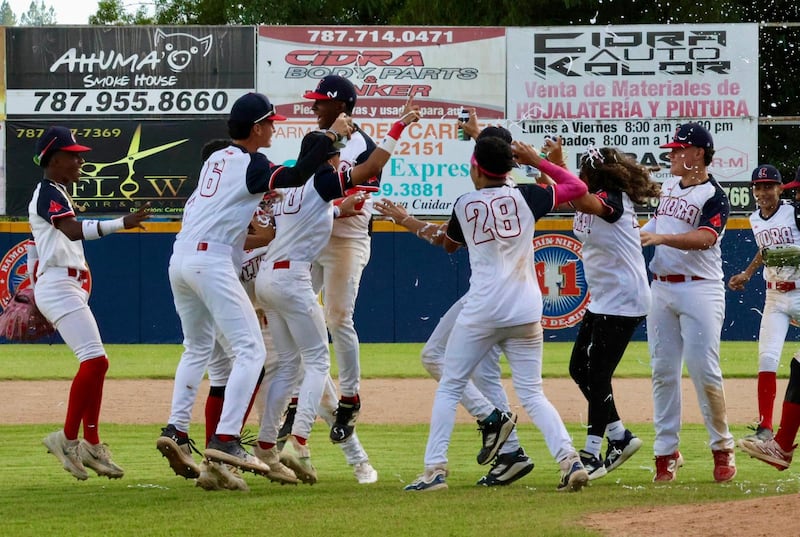Potros de Cidra celebra su campeonato.