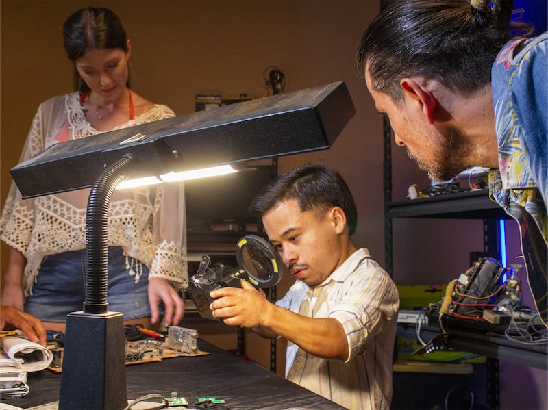 Oxana, "Abelito" y Jorge Luis en una escena de la serie.