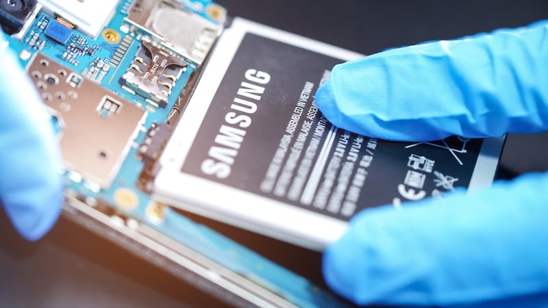 Las plegarias son escuchadas y vuelve la sensatez. En 2027 las baterías extraíbles serán un componente obligatorio de los smartphones. Te decimos por qué.