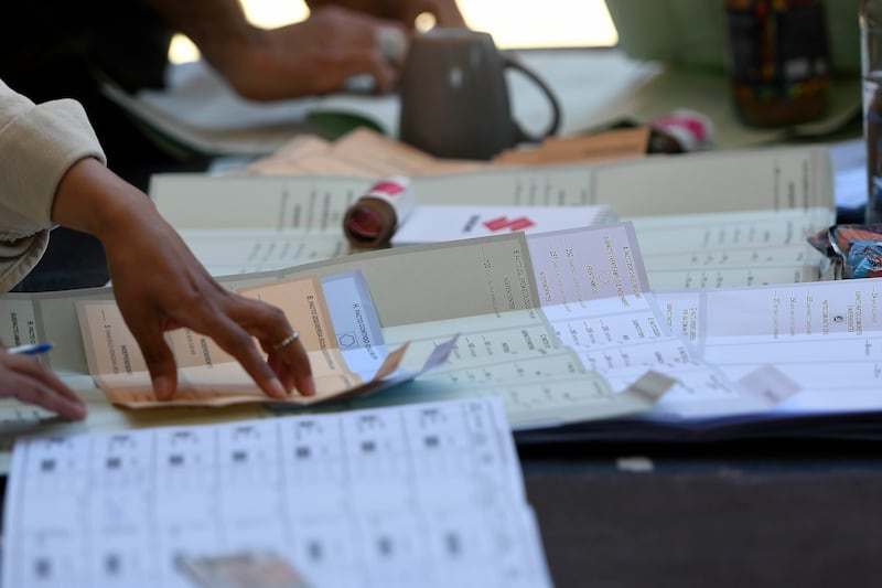 Vocales de mesa elecciones 2024 en Chile