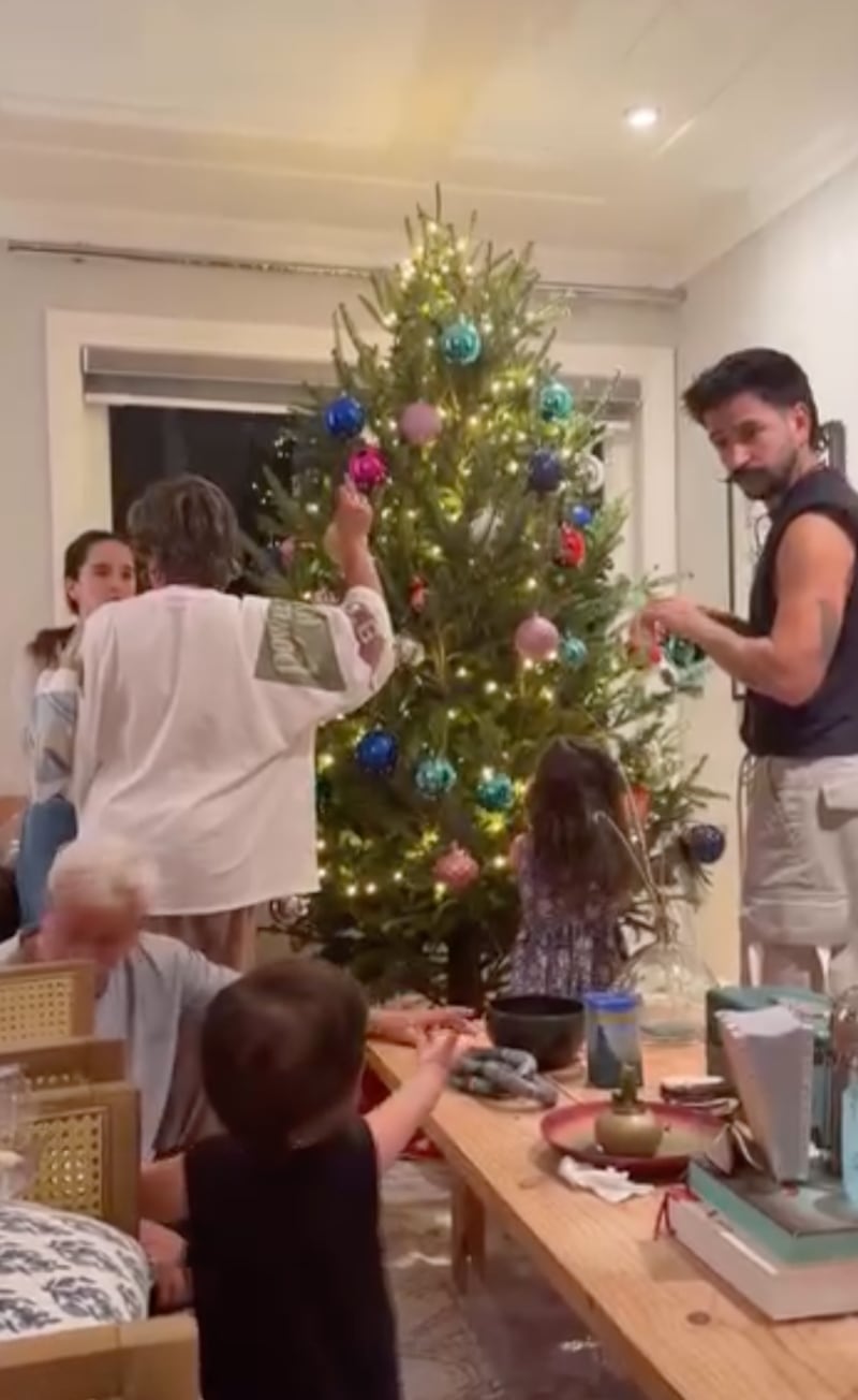 Camilo coloca el árbol de Navidad en casa de sus padres junto a su familia
