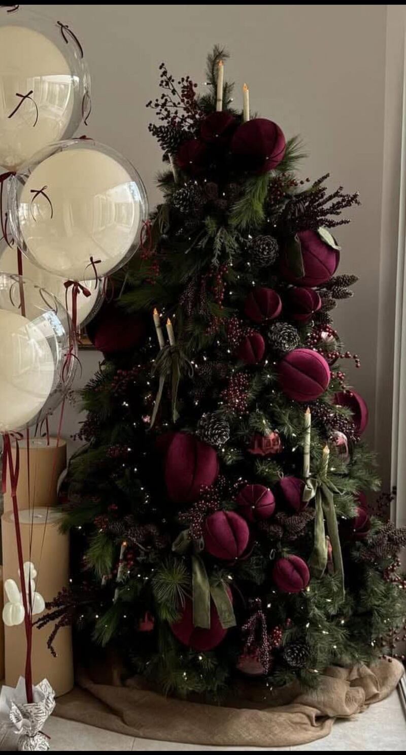 La tendencia “burgundy” de Navidad que promete la decoración más elegante del 2025