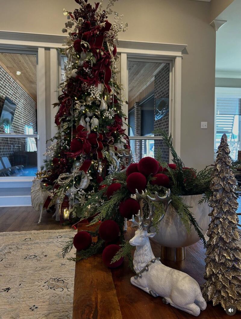 La tendencia “burgundy” de Navidad que promete la decoración más elegante del 2025