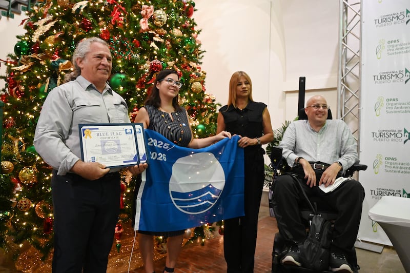 La directora Ejecutiva, Carmen Valentin entrega títulos de Bandera Azul a distintas organizaciones.