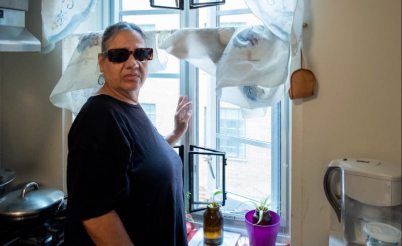 La nueva ventana en la cocina de Lydia Díaz, en su apartamento de Harlem River Houses, apenas abre unos centímetros. La ventana fue instalada como parte de las renovaciones del programa PACT de la NYCHA.