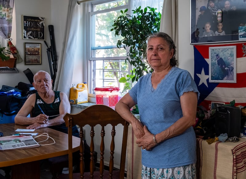 Blanca Izquierdo y su esposo posan en su apartamento en el segundo piso del complejo de viviendas Hope Gardens en Brooklyn.

Foto por Adi Talwar | Centro de Periodismo Investigativo
