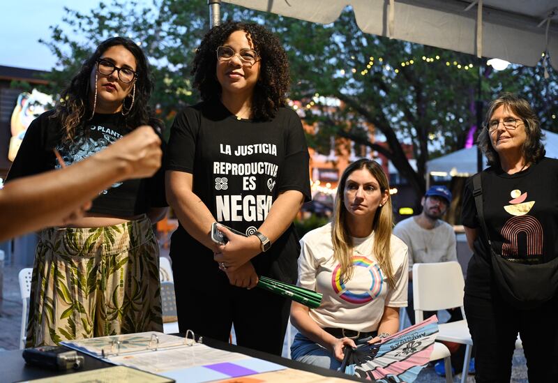 Mayra Díaz Torres, codirectora de la organización antirracista Colectivo Ilé y portavoz de Aborto Libre Puerto Rico, durante la Feria de Salud Sexual y Reproductiva, celebrada en Caguas, el 4 de octubre.