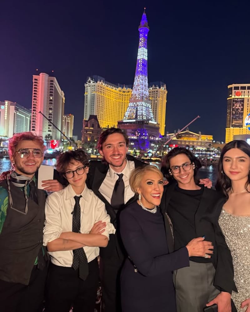 Emme y Max en el cumpleaños de su abuelo