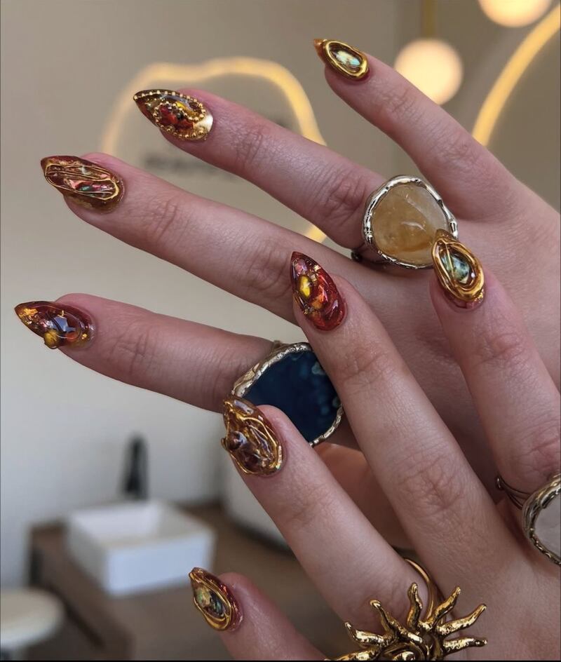 Las uñas ‘barroco’ son la tendencia original y atrevida para quienes buscan destacar.