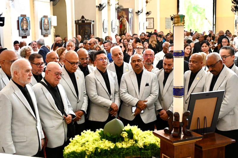 Figuras de la música y el pueblo en general en la Catedral de San Juan