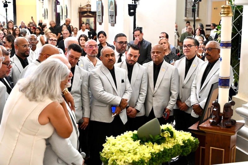 Figuras de la música y el pueblo en general en la Catedral de San Juan