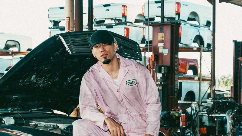 Omar Courtz inicia una nueva etapa en su carrera con “El Mundo Se Va A Acabar”