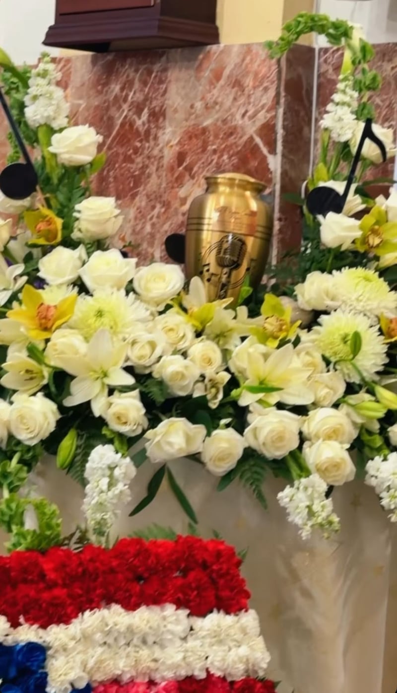 Aniel Rosario, hijo del salsero Luis Antonio “Papo” Rosario, compartió en las redes sociales varios videos del velatorio