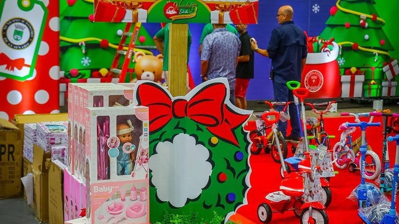 El evento contó con música, entretenimiento y juegos, y Santa Claus estuvo entregando los regalos personalmente