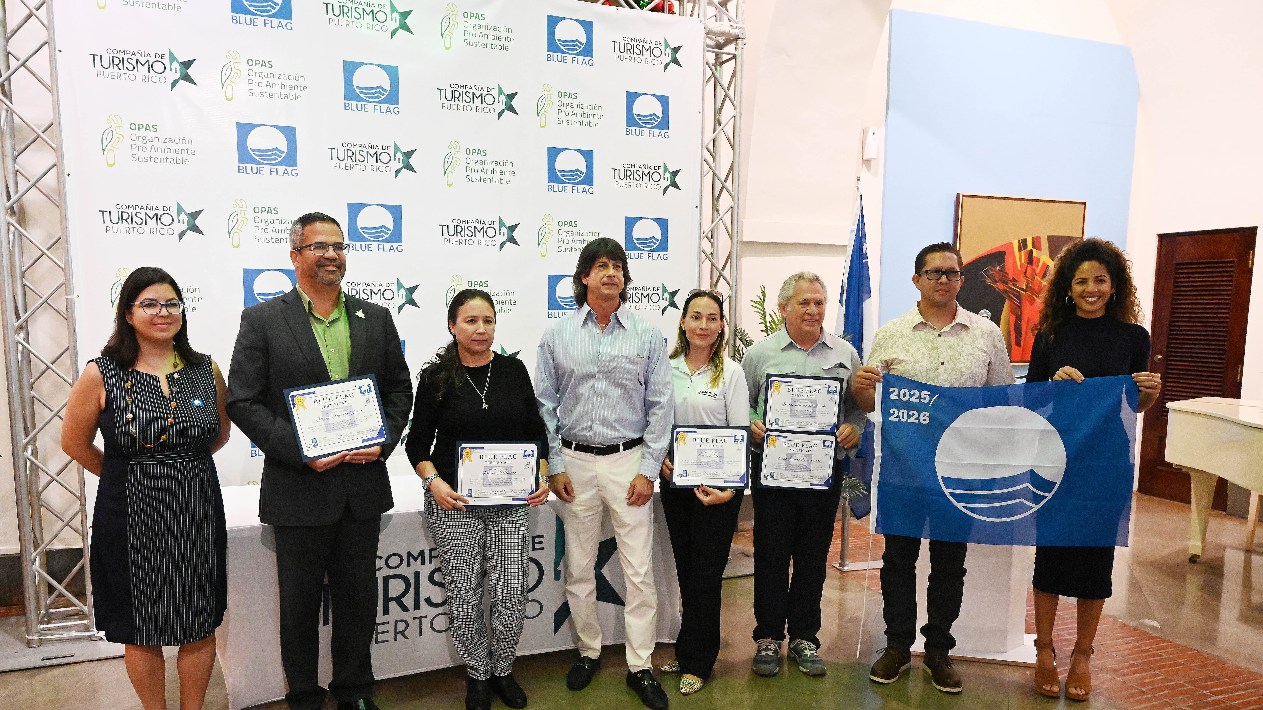 La directora Ejecutiva, Carmen Valentin entrega títulos de Bandera Azul a distintas organizaciones.