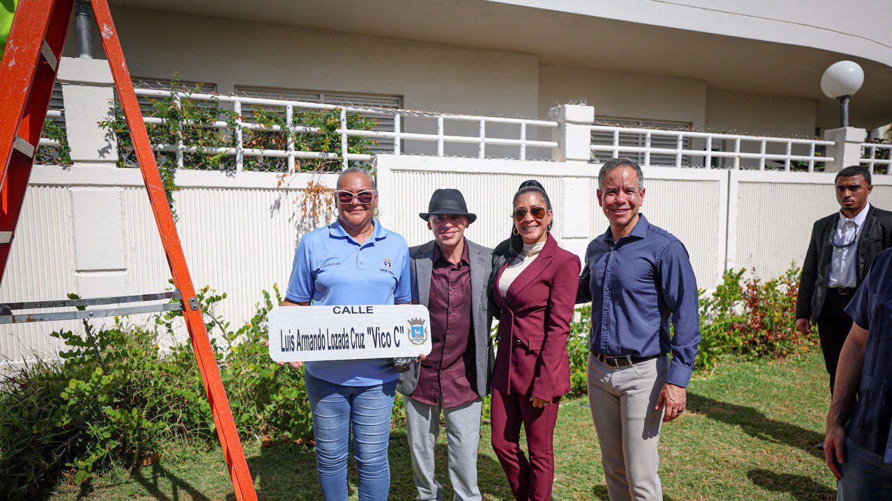 San Juan devela mosaico en honor a Vico C y designa calle con su nombre en Puerta de Tierra.