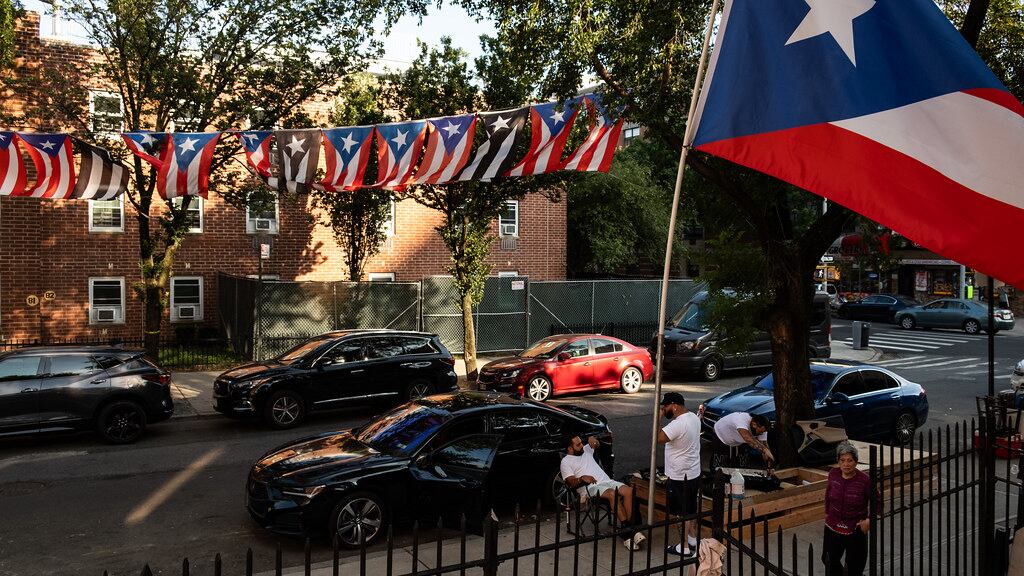 Banderas de Puerto Rico cuelgan sobre la entrada a un patio del complejo de vivienda Hope Gardens en la calle Linden, en Brooklyn.

Foto por Adi Talwar | Centro de Periodismo Investigativo