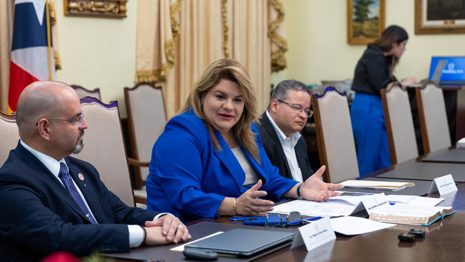 Gobernadora, secretario y director ejecutivo presentan diseño de Hospital de Trauma