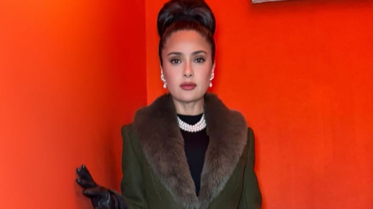 Salma Hayek se alejó de los glamurosos vestidos para presumir su look más relajado.